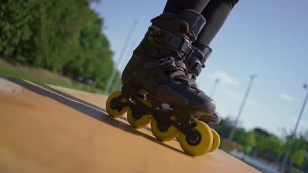 Sportovní Dívka Cvičení Triky Kolečkových Bruslích Parku Město Pozadí Těší — Stock video