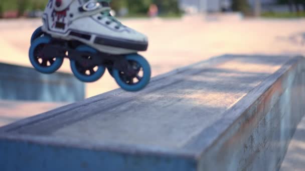 Mano Primer Plano Toma Marco Patines Skate Park Patinaje Entrenamiento — Vídeos de Stock
