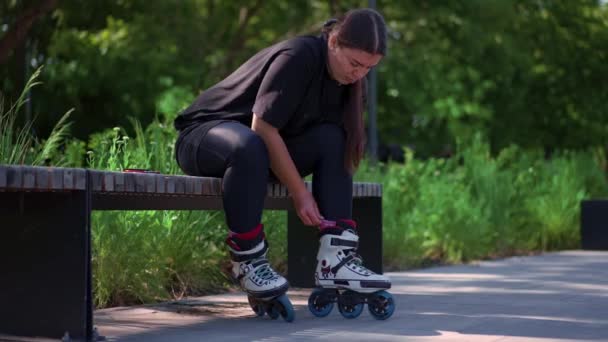 Jong Hipster Meisje Zet Rolschaatsen Skate Park Voordat Begint Schaatsen — Stockvideo