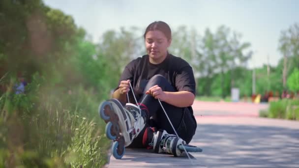 ローラースケートを着用する若いヒップスターガールは スケートパークを結合し ストリート極端なスポーツをスケート — ストック動画