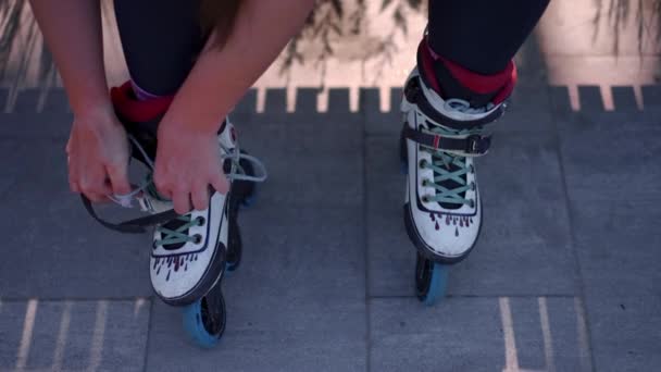 Junges Hipster Mädchen Schnallt Rollschuhe Skatepark Bevor Sie Mit Dem — Stockvideo