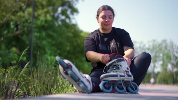 Jovem Hipster Menina Vestindo Patins Amarrando Atacadores Skate Parque Antes — Vídeo de Stock