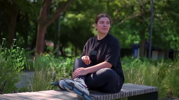 Joven Hipster Chica Usando Patines Atando Cordones Skate Park Antes — Vídeos de Stock