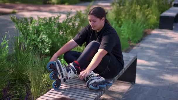 Young Hipster Girl Wearing Roller Skates Tying Laces Skate Park — Stock Video