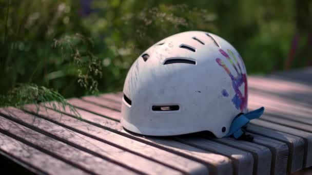 Защитный Шлем Катания Роликах Лежащий Скамейке Скейт Парке — стоковое видео