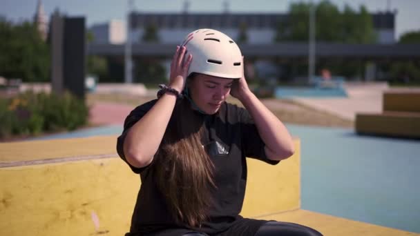 Portret Młodej Skoncentrowanej Hipsterki Tle Nieba Skateparku Zakładając Hełm Bezpieczeństwa — Wideo stockowe