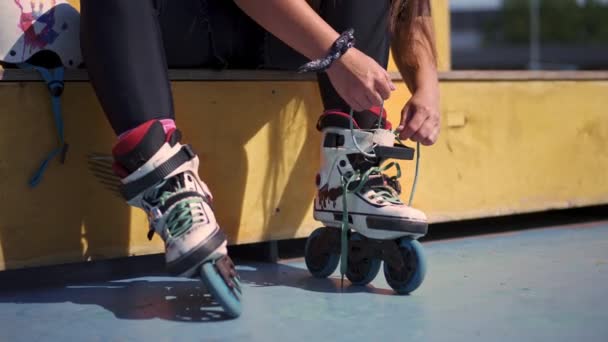 Giovane Ragazza Hipster Indossa Pattini Rotelle Lacci Legatura Skate Park — Video Stock