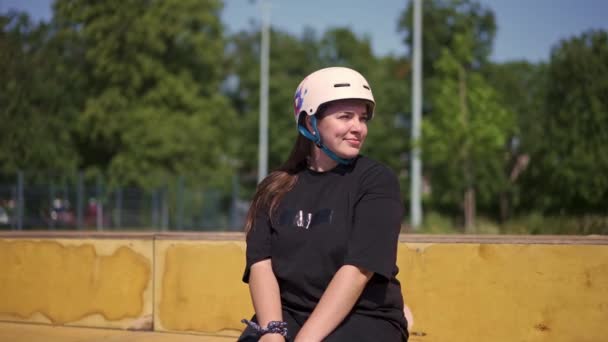 Mladá Dívka Ochranné Přilbě Sedí Bruslovém Parku Čeká Její Odchod — Stock video