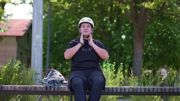 Retrato Una Joven Hipster Sonriente Parque Skate Con Casco Protector — Vídeo de stock