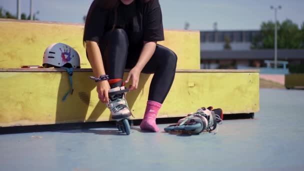 Νεαρή Hipster Κορίτσι Φορώντας Πατίνια Δένοντας Κορδόνια Skate Park Πριν — Αρχείο Βίντεο