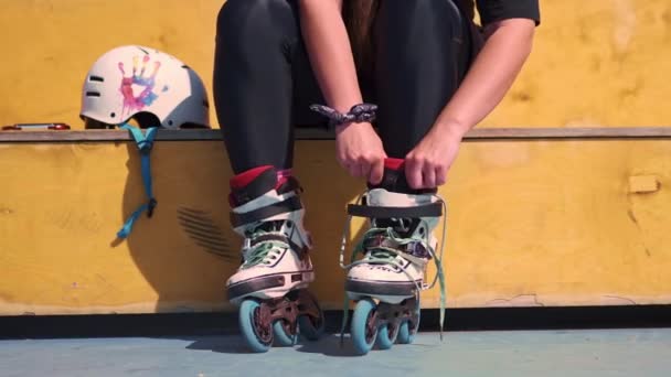 Mladý Hipster Dívka Nosí Kolečkové Brusle Vázání Tkaničky Skate Parku — Stock video