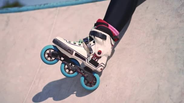 Joven Hipster Chica Casco Protector Patines Atando Cordones Skate Park — Vídeo de stock