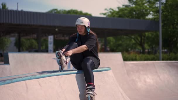 Νεαρή Hipster Κορίτσι Προστατευτικό Κράνος Για Πατίνια Δένοντας Κορδόνια Skate — Αρχείο Βίντεο
