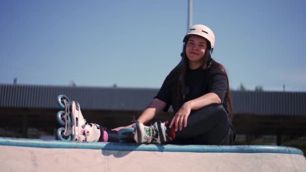 Joven Hipster Chica Protector Casco Patines Sentado Skate Park Antes — Vídeo de stock