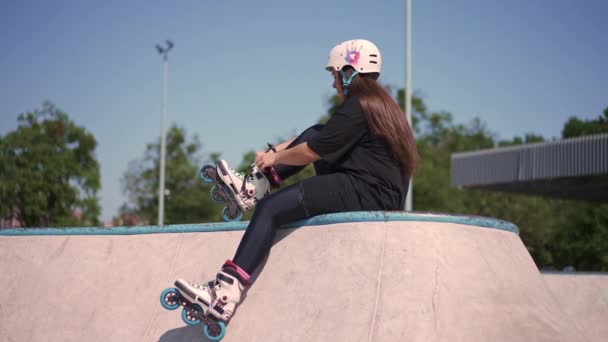 Νεαρή Hipster Κορίτσι Προστατευτικό Κράνος Για Πατίνια Δένοντας Κορδόνια Skate — Αρχείο Βίντεο
