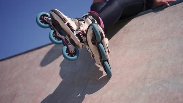 Roller Drome Skate Park Roller Skates Fondo Del Cielo Acercamiento — Vídeos de Stock