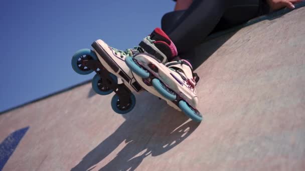 Roller Drome Skate Park Rullskridskor Bakgrunden Himlen Närbild Detaljer Street — Stockvideo