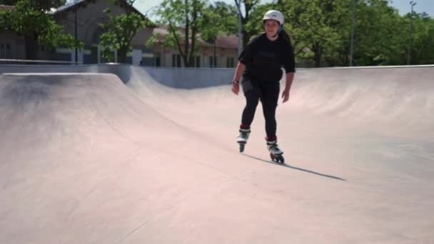 Молодая Опытная Женщина Катание Роликах Прыжки Рампе Скейт Парке Пределами — стоковое видео