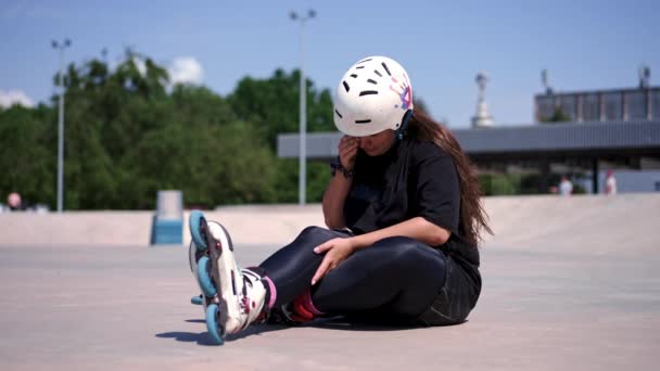 Αναστατωμένη Ενοχλημένη Κοπέλα Rollerblading Roller Drome Ρίχνει Προστατευτικό Κράνος Άσφαλτο — Αρχείο Βίντεο
