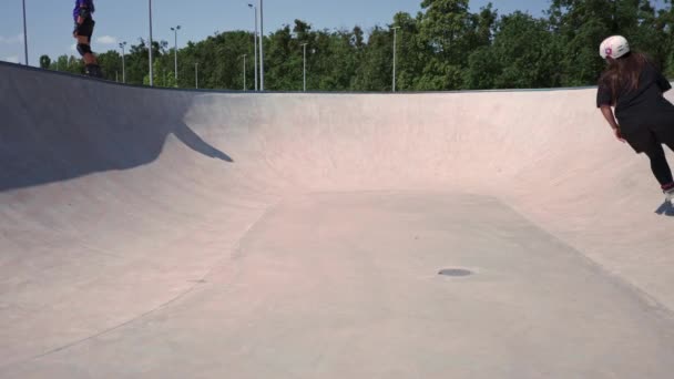Young Skilled Woman Rollerblading Jumping Ramp Skate Park Practicing Her — Stock Video