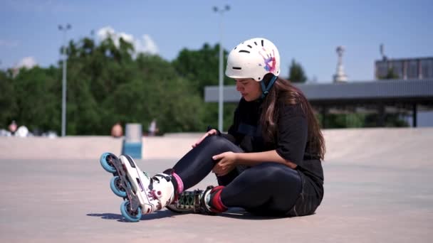 Αναστατωμένη Ενοχλημένη Κοπέλα Rollerblading Roller Drome Ρίχνει Προστατευτικό Κράνος Άσφαλτο — Αρχείο Βίντεο