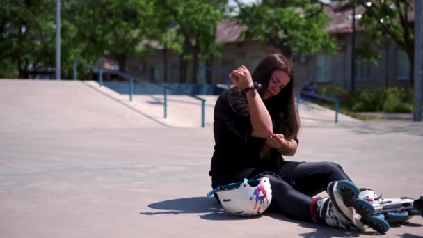 Upset Girl Checks Her Hands Falling Rollers Roller Rink Unsuccessful — Stock Video