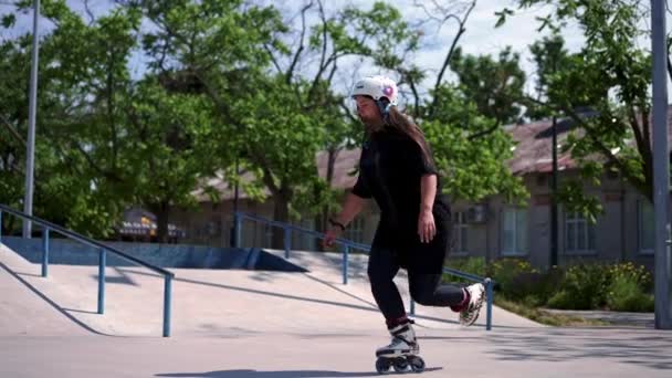 스케이트와 드럼에 헬멧에 스케이트 활동적인 레크리에이션 취미를 활성화 아스팔트 떨어진다 — 비디오
