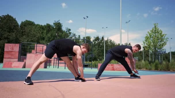 Trener Fitness Trener Pociągów Atleta Boisko Sportowe Dwóch Aktywnych Facetów — Wideo stockowe