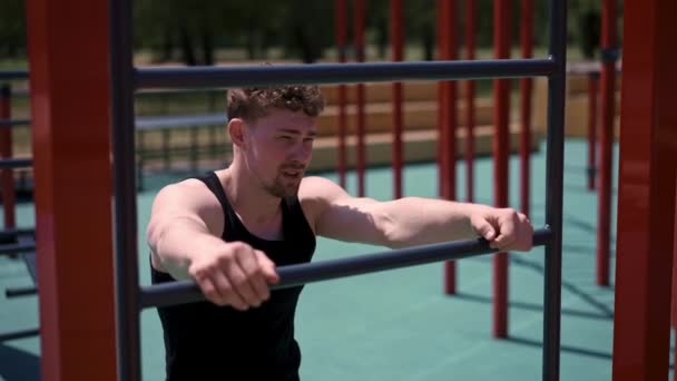 Retrato Jovem Atleta Fisiculturista Cansado Suado Após Treinamento Livre Campo — Vídeo de Stock