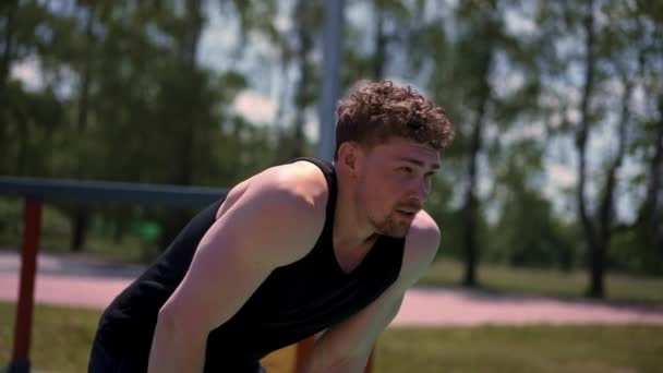 Retrato Jovem Atleta Fisiculturista Cansado Suado Após Treinamento Livre Campo — Vídeo de Stock