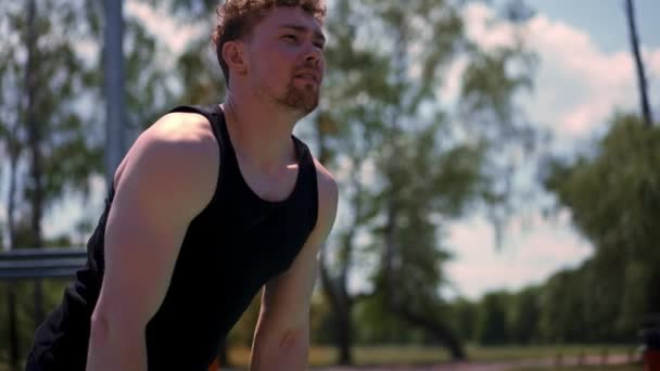 Πορτρέτο Του Νεαρού Ιδρωμένου Αθλητή Γυμναστικής Bodybuilder Μετά Την Προπόνηση — Αρχείο Βίντεο