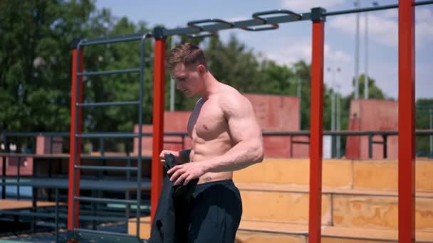 Junger Athlet Bodybuilder Steht Nach Dem Outdoor Training Auf Dem — Stockvideo