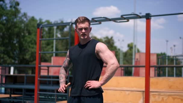 Jonge Atleet Bodybuilder Staan Het Sportveld Outdoor Training Neemt Zijn — Stockvideo