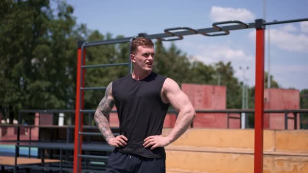 Ung Idrottsman Bodybuilder Står Idrottsplanen Efter Utomhus Träning Tar Sig — Stockvideo