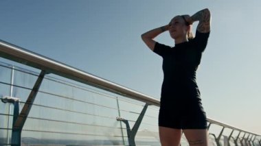 Spor yapan genç sporcu kız şehirde briç sporu eğitimi aldıktan sonra yoruldu.