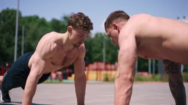 Trener Młody Sportowiec Robią Pompki Ulicy Dają Sobie Przybicie Piątki — Wideo stockowe