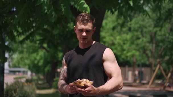 Jovem Desportista Depois Treinar Segurando Doces Donuts Suas Mãos Hesita — Vídeo de Stock