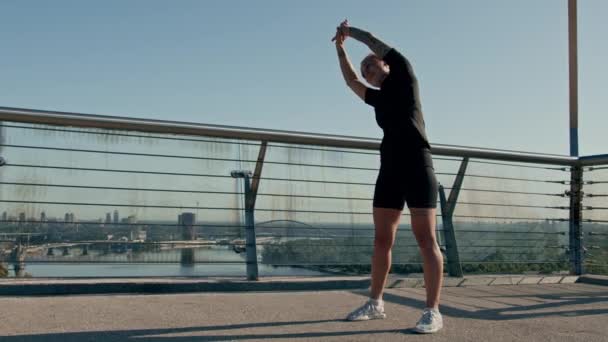 Fitness Mladá Sportovkyně Dívka Dopoledních Hodinách Dělá Warm Cvičení Před — Stock video