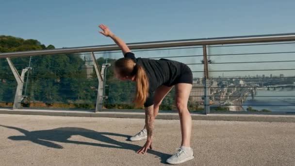 Fitness Genç Sporcu Kız Sabah Isınma Egzersizleri Yapıyor Şehirdeki Köprüdeki — Stok video