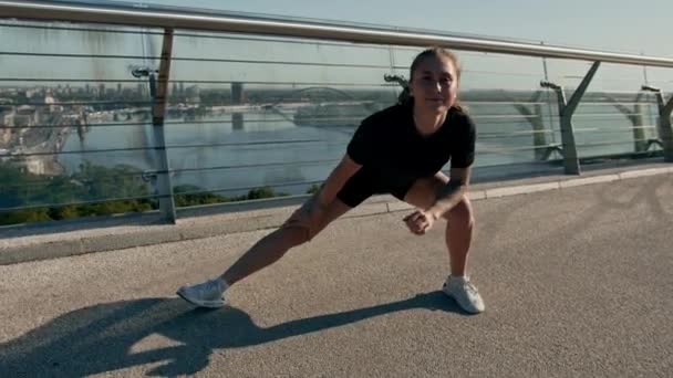 Fitness Mladá Sportovkyně Dívka Dopoledních Hodinách Dělá Warm Nohy Cvičení — Stock video