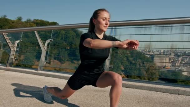 Fitness Ung Idrottskvinna Flicka Morgonen Gör Uppvärmning Ben Övningar Innan — Stockvideo