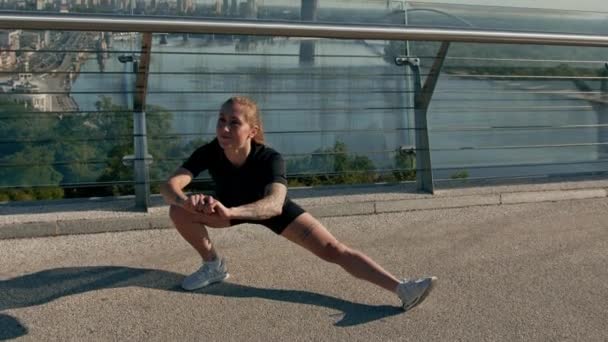 Fitness Ung Idrottskvinna Flicka Morgonen Gör Uppvärmning Ben Övningar Innan — Stockvideo