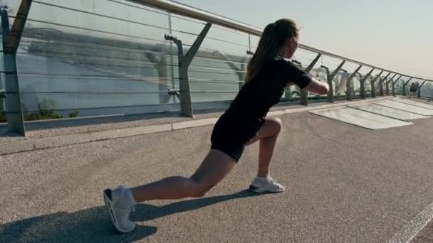 Γυμναστική Νεαρή Αθλήτρια Κορίτσι Πρωί Κάνει Προθέρμανση Ασκήσεις Πόδι Πριν — Αρχείο Βίντεο