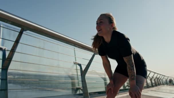Fitness Młoda Sportowiec Dziewczyna Zmęczony Wykonaniu Treningu Sportowego Świeżym Powietrzu — Wideo stockowe
