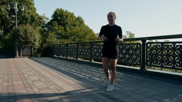 Fitness Jonge Sportvrouw Meisje Ochtend Doen Warming Been Oefeningen Voor — Stockvideo