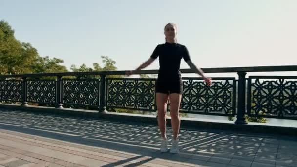 Fitness Jonge Sportvrouw Meisje Ochtend Doet Warming Oefeningen Springen Tijdens — Stockvideo