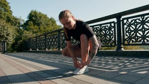 Spor Salonunda Spor Salonunda Spor Yaparken Spor Ayakkabısı Bağcıklarını Bağlayan — Stok video