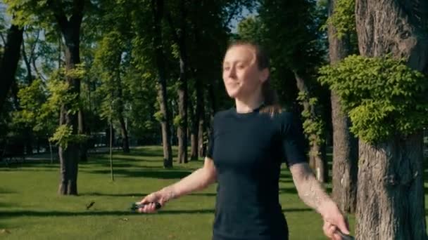 Γυμναστήριο Νεαρό Κορίτσι Αθλητή Τατουάζ Πρωί Κάνει Σπορ Σχοινάκι Κατά — Αρχείο Βίντεο