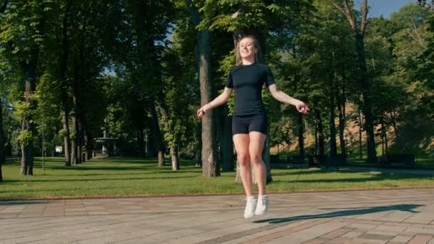 Spor Salonundaki Sporcu Kız Sabah Dövmeli Spor Atlama Halatı Yapıyor — Stok video