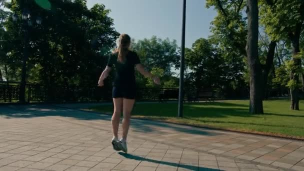 Fitness Jonge Sporter Meisje Met Tatoeages Ochtend Doen Sport Springtouw — Stockvideo